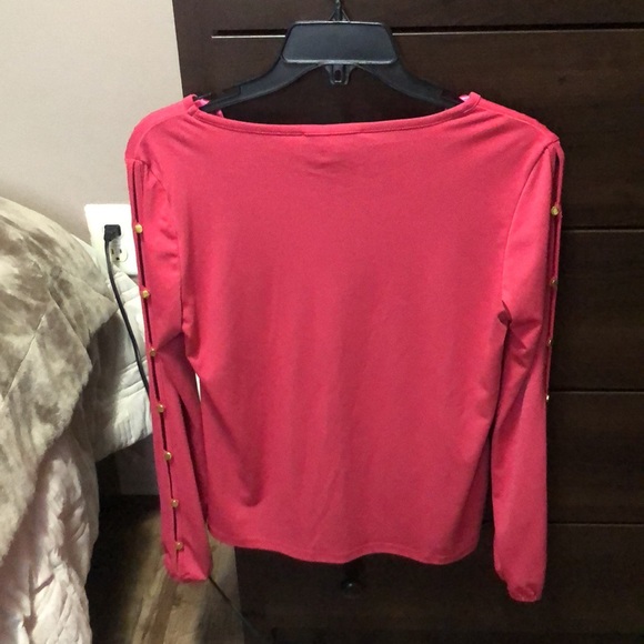 🪷 5/$10 🪷 Roz Ali Beautiful pink top with a detailed golden buttons on sleeves - Picture 3 of 5